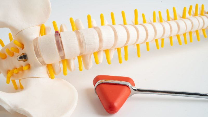 स्पाइनल कॉर्ड कंप्रेशन: लक्षण दिखने से पहले करें निवारण