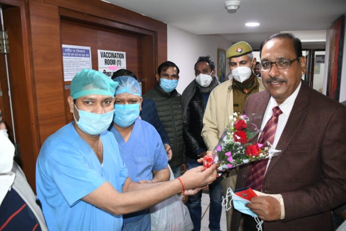 कोरोना टीकाकरण के बाद स्वास्थ्यकर्मियों से डीएम ने लिया फीडबैक